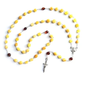 Różaniec bursztynowy jasny łączony srebrem. Krzyż Papieski