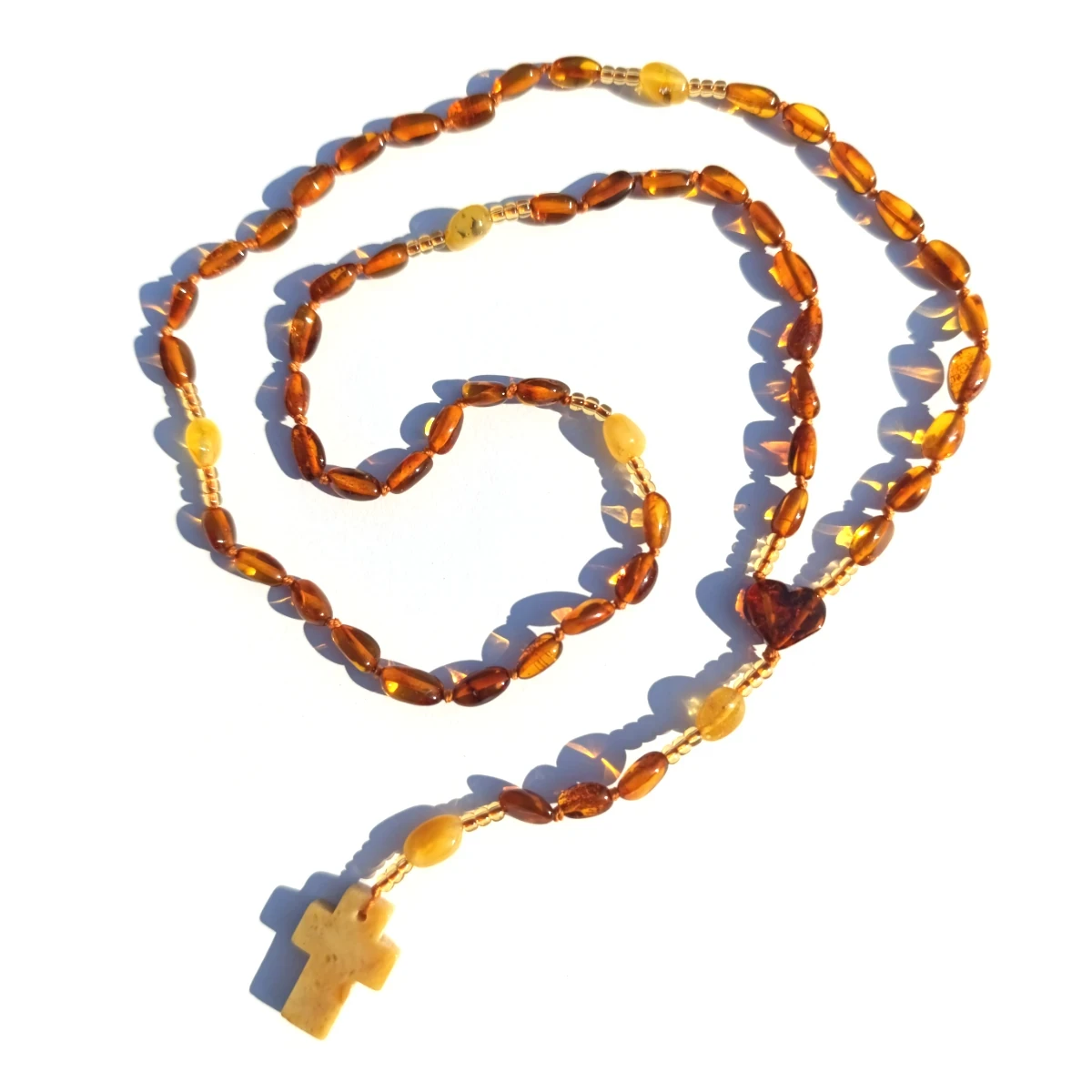 Różaniec bursztynowy na sznurku. Krzyż bursztynowy