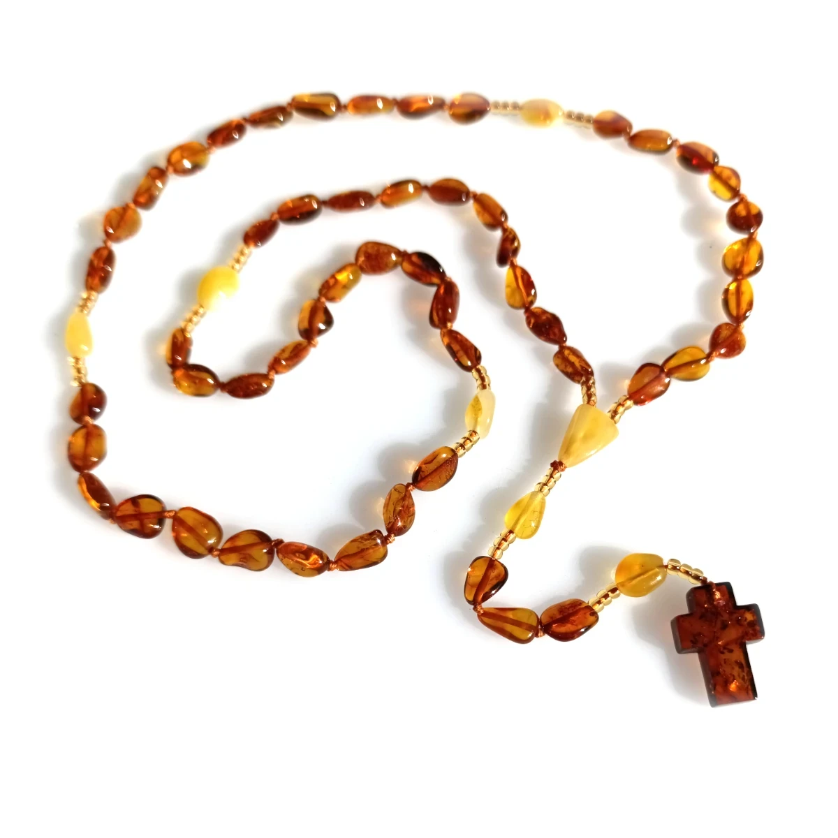 Różaniec bursztynowy na sznurku. Krzyż bursztynowy