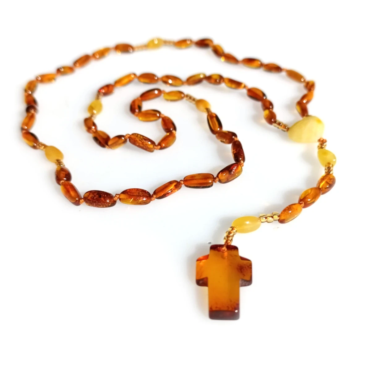 Różaniec bursztynowy na sznurku. Krzyż bursztynowy