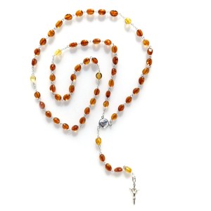 Różaniec bursztynowy łączony srebrem. Krzyż Papieski 