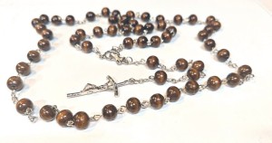 Różaniec. Drewniany łączony metalem. Ciemny brąz