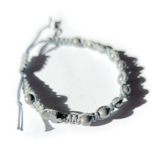 Różaniec bransoletka, dziesiątka na sznurku. Szary kamień. 