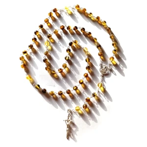 Różaniec bursztynowy jasny, łączony srebrem. Krzyż Papieski.