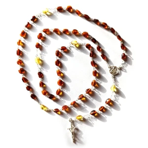 Różaniec bursztynowy, bursztyn łączony srebrem. Krzyż Papieski.