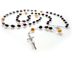 Różaniec z bursztynu łączony srebrem. Krzyż Papieski