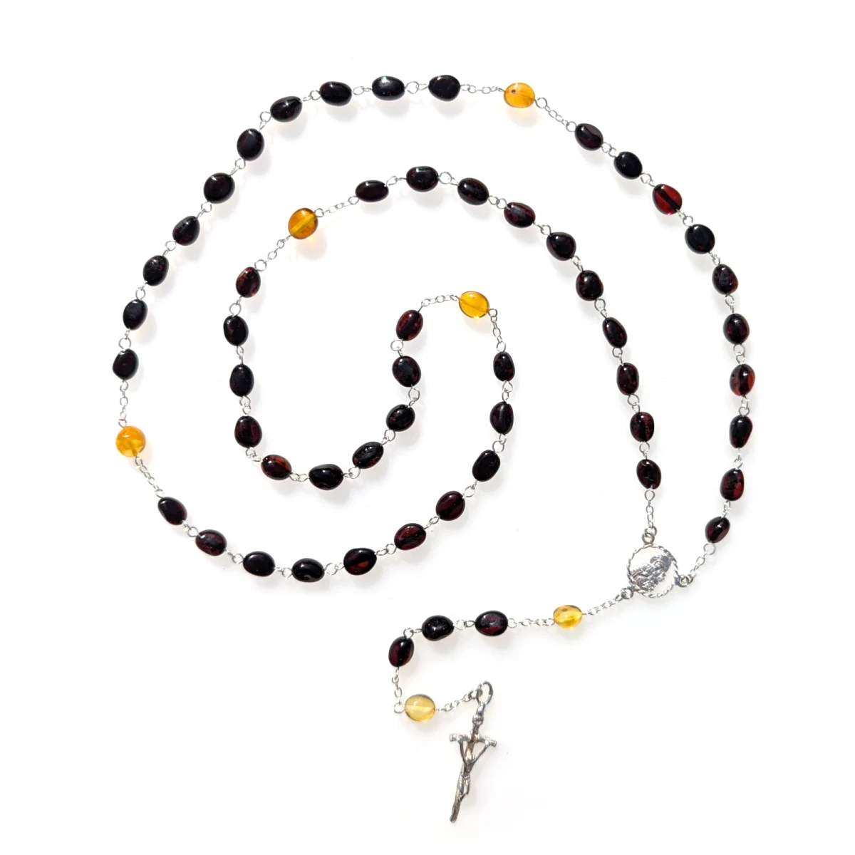 Różaniec bursztyn łączony srebrem. Krzyż papieski