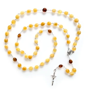 Różaniec Z bursztynu łączony srebrem. Krzyż Papieski.