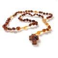 Różaniec bursztynowy na sznurku. Krzyż bursztynowy