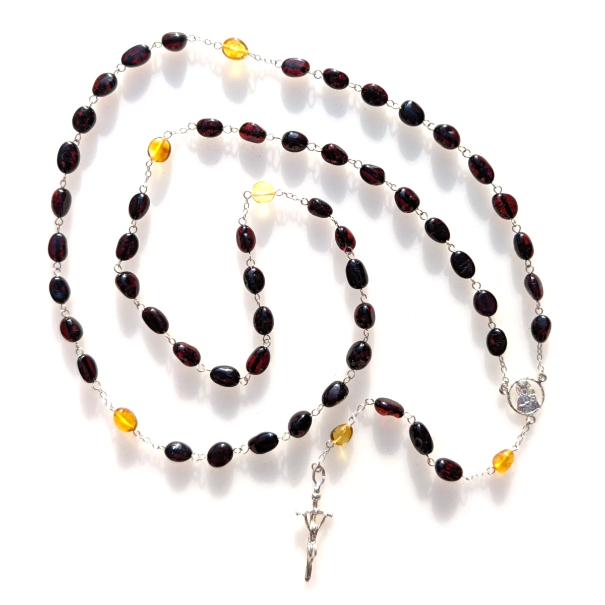 Różaniec bursztynowy łączony srebrem. Krzyż Papieski.