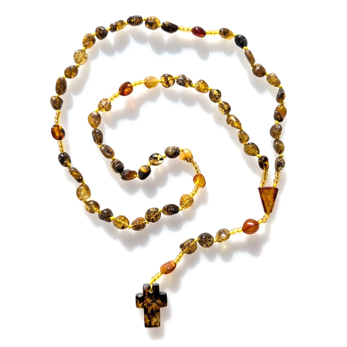 Różaniec bursztynowy na sznurku. Krzyż bursztynowy