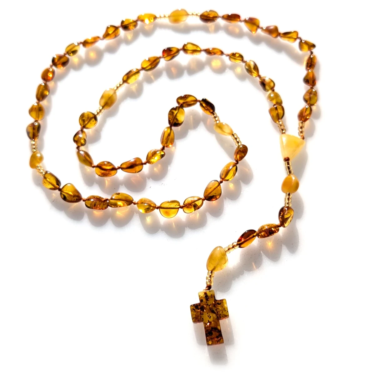 Rozaniec-Bursztyn-na-sznurku-54931-210-01A.webp