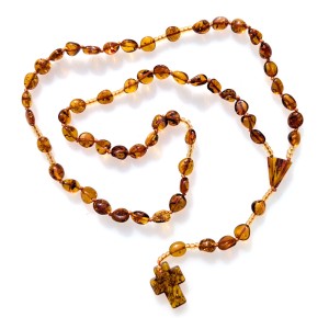 Różaniec bursztynowy na sznurku. Krzyż bursztynowy