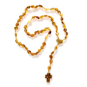 Różaniec bursztynowy na sznurku. Krzyż bursztynowy