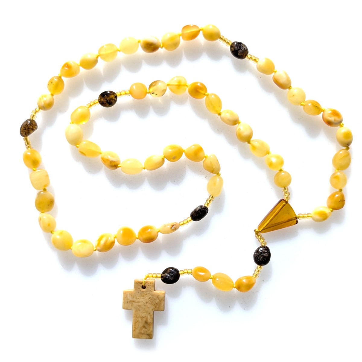 Różaniec bursztynowy na sznurku. Krzyż bursztynowy
