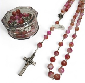 Różaniec z kamienia naturalnego  agat różowy. Łączony metalem.   