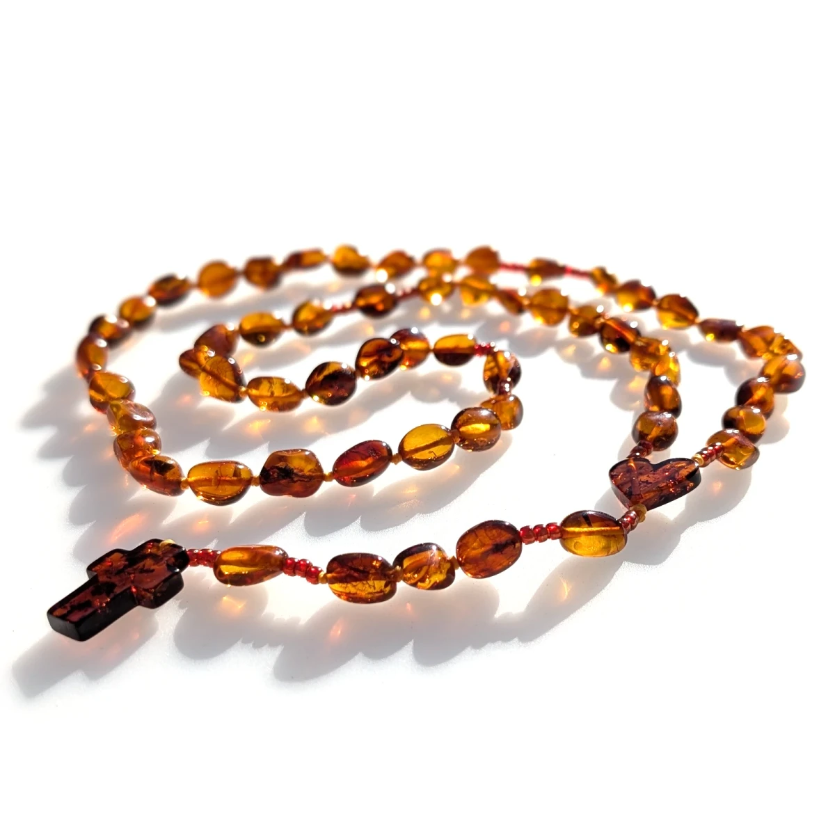 Rozaniec-Bursztyn-na-sznurku-87894-295-01A.webP