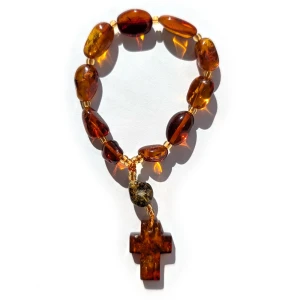 Różaniec bursztynowy. Dziesiątka na sznurku.