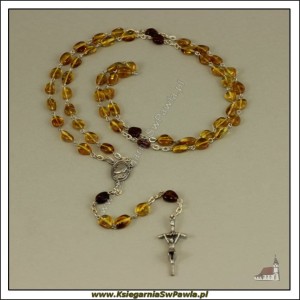 Różaniec z bursztynu łączony metalem. Krzyż Papieski.  