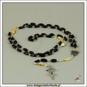 Różaniec z bursztynu łączony metalem. Krzyż Papieski. 
