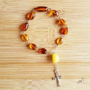 Różaniec, dziesiątka. Bursztyn łączony srebrem. 