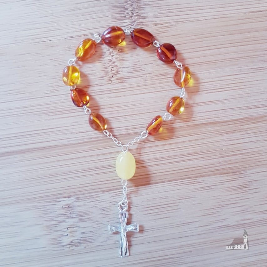 Różaniec, dziesiątka. Bursztyn łączony srebrem.