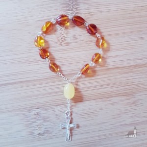 Różaniec, dziesiątka. Bursztyn łączony srebrem. 