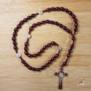 Różaniec drewniany z medalikami. Czerwony. Krzyż św Benedykta. 