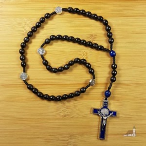 Różaniec drewniany z medalikami. Czarny. Krzyż św Benedykta. 