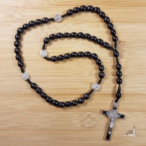 Różaniec drewniany z medalikami. Czarny. Krzyż św Benedykta. 