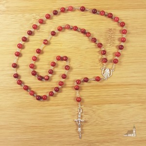 Różaniec koral łączony srebrem. Krzyż papieski.