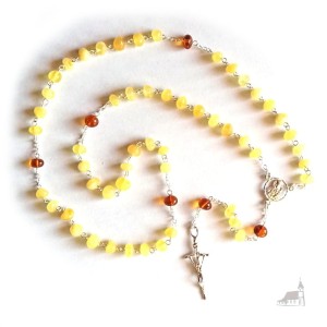 Różaniec bursztynowy łączony srebrem. Krzyż papieski