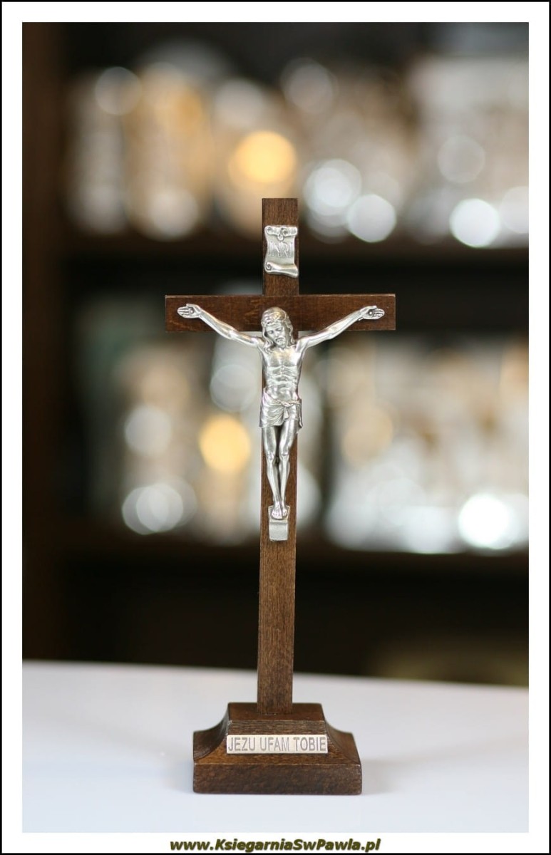 Krzyż drewniany, ciemny. "Jezu ufam Tobie"