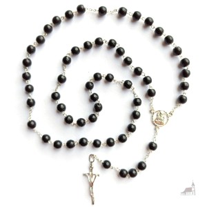 Różaniec jadeit czarny łączony srebrem. Krzyż Papieski.
