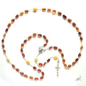 Różaniec bursztyn łączony srebrem. Krzyż prosty, łącznik z MB Częstochowską. 