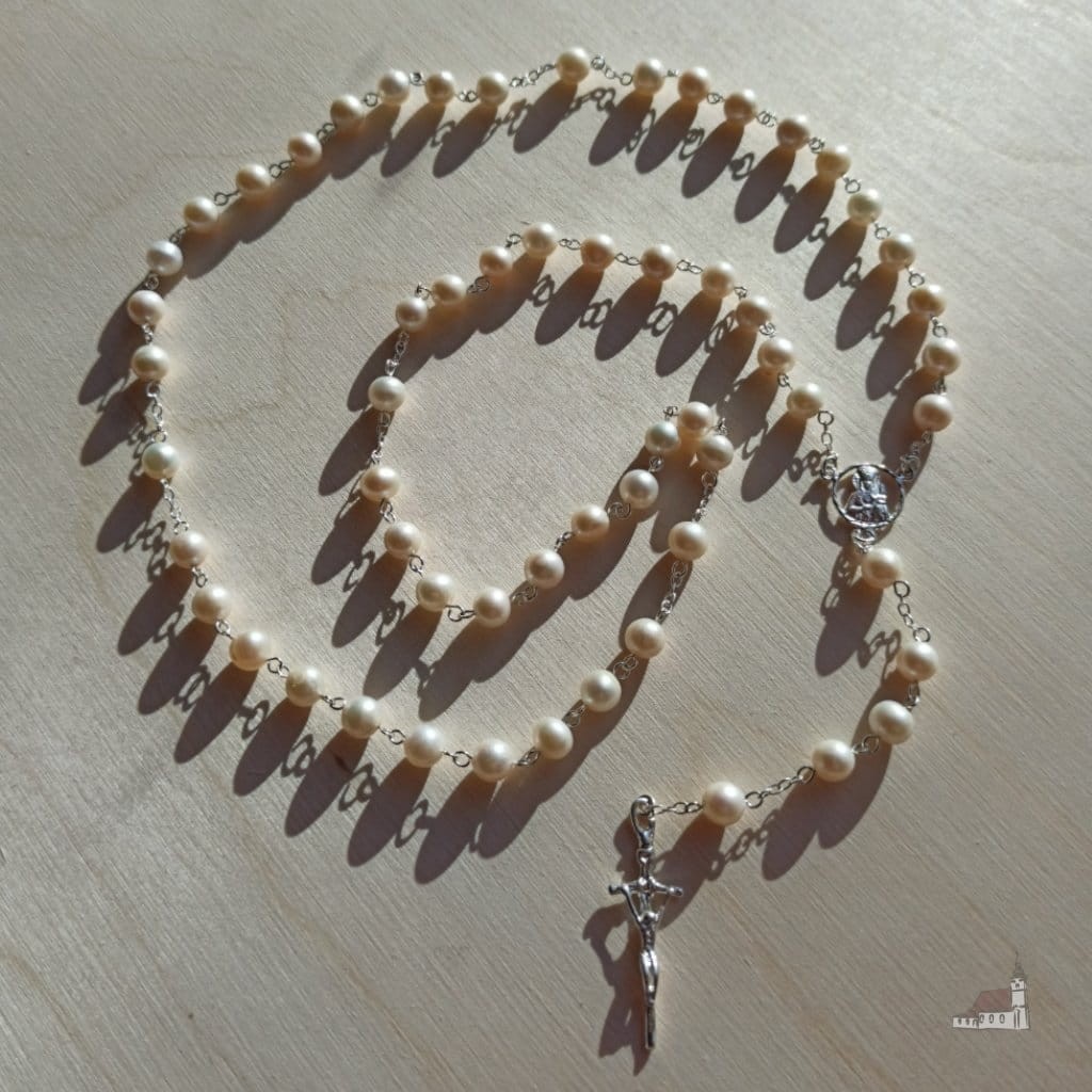 Różaniec srebrny, Perły łączone srebrem. Krzyż papieski