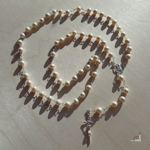 Różaniec srebrny, Perły łączone srebrem. Krzyż papieski