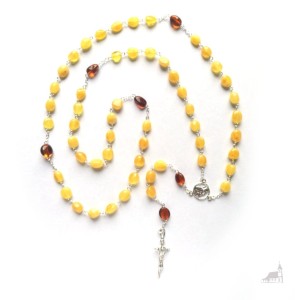 Różaniec bursztynowy jasny + srebro. duże paciorki. Krzyż Papieski.