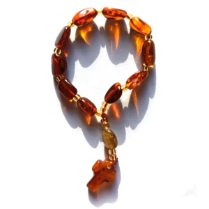 Różaniec bursztynowy. Dziesiątka na sznurku.