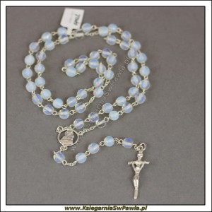 Różaniec biały opal fasetowany w odcieniu błękitnym, srebro, krzyż papieski.