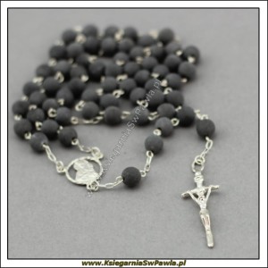Różaniec black stone grafitowy łączony srebrem. Krzyż Papieski