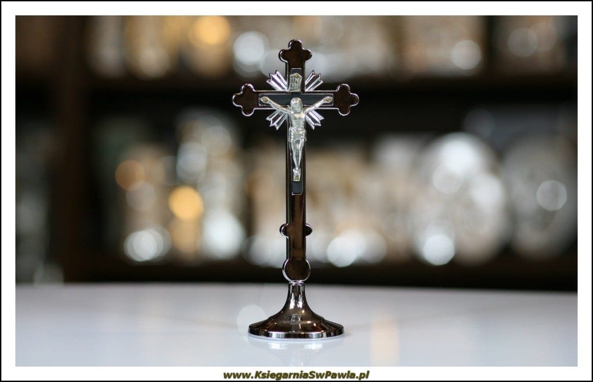 Krzyż tradycyjny, w kolorze srebrnym. 16cm