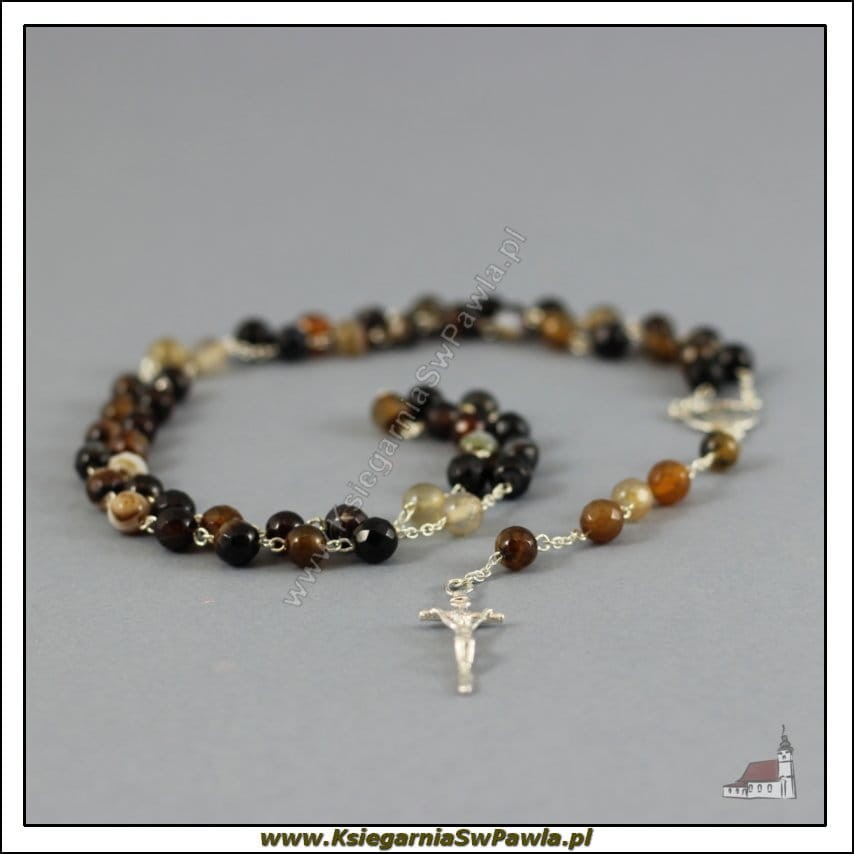 Różaniec z agatu, łączony srebrem. Krzyż Papieski