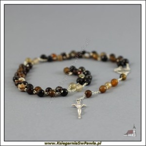 Różaniec z agatu, łączony srebrem. Krzyż Papieski