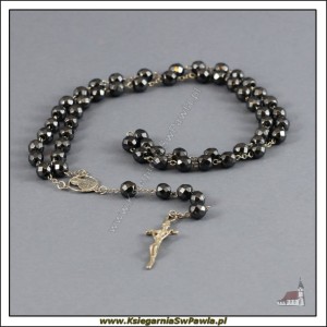 Różaniec hematyt czarny, fasetowany, łączony srebrem. Krzyż Papieski