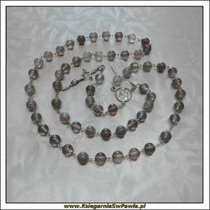 Różaniec półprzezroczysty biały dymiony agat łączony srebrem. Krzyż Papieski.